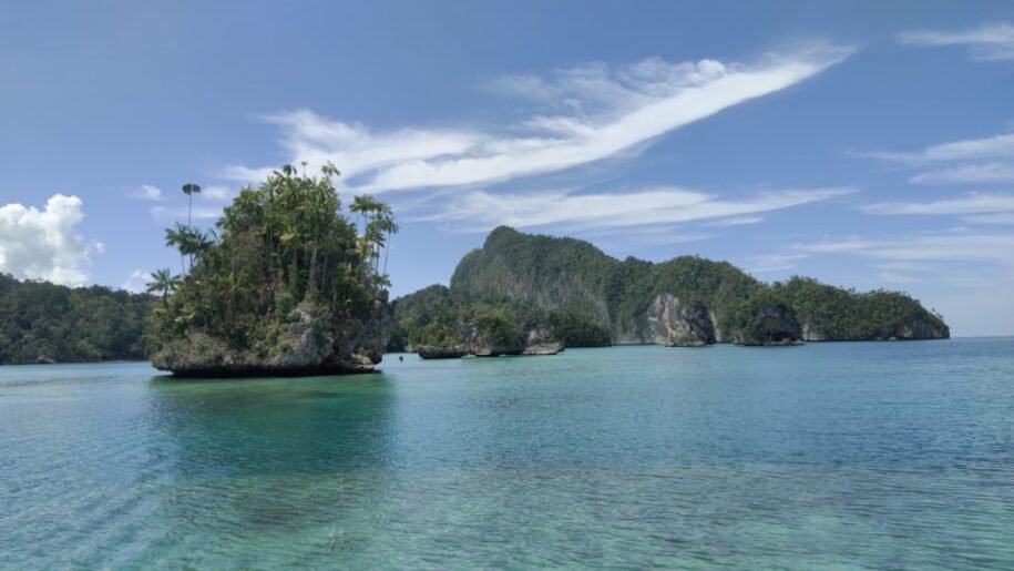 Menikmati Keindahan Alam Teluk Triton di Sorong, Papua Barat