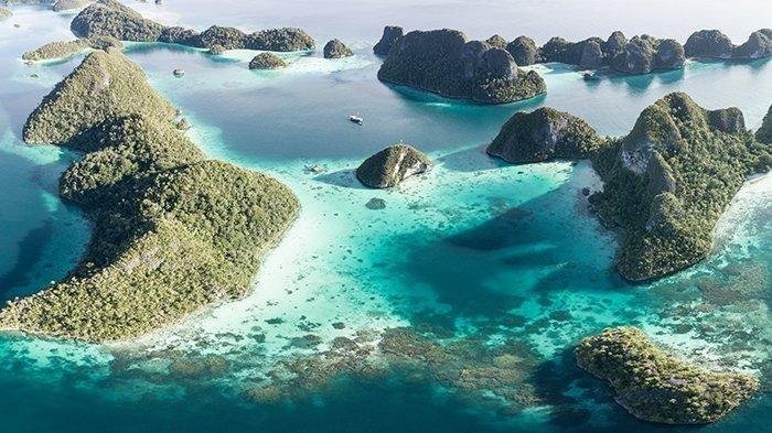 Gerbang Menuju Surga Raja Ampat: Mengapa Sorong Harus Masuk dalam Rencana Liburanmu