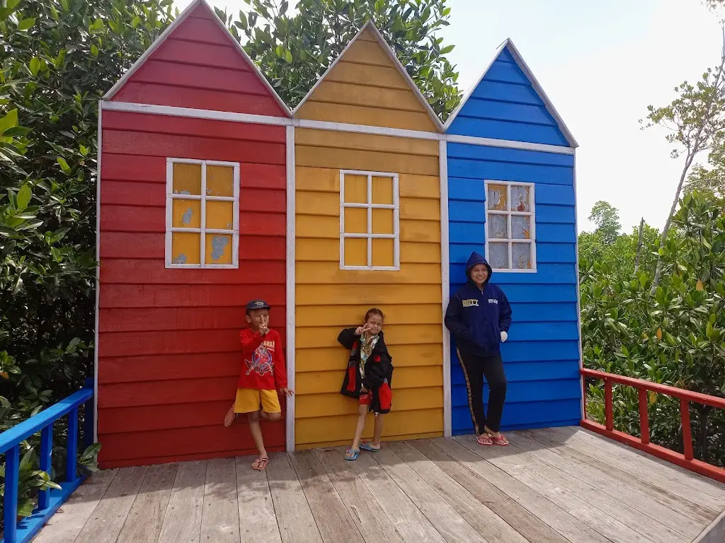 Sorong untuk Keluarga: Tempat Wisata Ramah Anak dan Aktivitas Seru Bersama Si Kecil