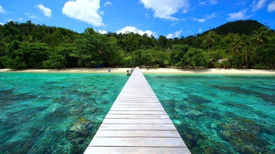 Gerbang Utama ke Raja Ampat dan Pesona Wisata Kota Pelabuhan